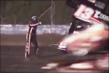 Видео: Тони Стюарт сбил насмерть 20-летнего гонщика