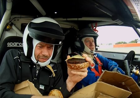 Фуд-блоггер попытался собрать бургер в спорткаре RX2