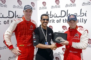 Евгений Новиков получает награду Abu Dhabi Spirit of the Rally