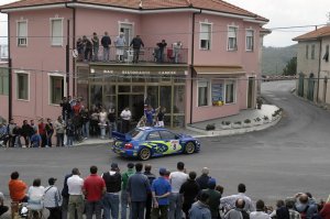  Томми Мякинен и Кайя Линдстрем за рулем Subaru Impreza (44S) на ралли Сардинии (Италия) 2004 года