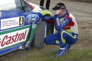 Яри-Матти Латвала у своего разбитого Ford Focus WRC на ралли Польши 2009 года