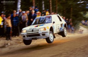 Финский гонщикАри Ватанен (Ari Vatanen) за рулем Peugeot 205 Turbo 16 побеждает на ралли Финляндии 1984 года