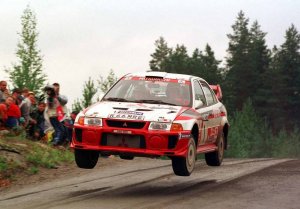 Томми Мякинен (Tommi Makinen) за рулем Mitsubishi WRC на ралли 1998 года
