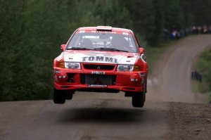 Томми Мякинен (Tommi Makinen) за рулем Mitsubishi, на ралли WRC 1999 года