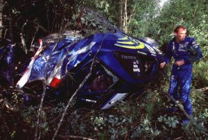 Ричард Бернс (Richard Burns) осматривает свой разрушенный автомобиль Subaru WRC, ралли Финляндии 2000 года