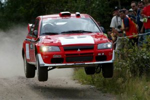 Франсуа Делекур (Francois Delecour) за рулем Митсубиси WRC на ралли 2002 года