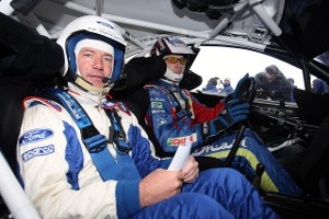 Алан Шерер (Alan Shearer)(слево) И Яри-Матти Латвала внутри Ford Focus WRC