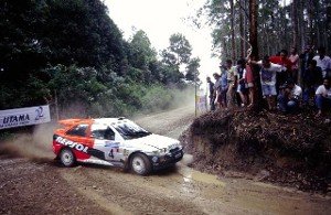 Карлос Сайнц на своем Ford Escort WRC, ралли Индонезии 1996 года