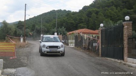 MINI тестирует трассу в Греции