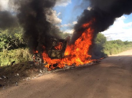 На ралли Дакар 2016 сгорел гоночный грузовик (видео)