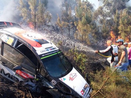 На ралли Португалии сгорел автомобиль Хэйдена Пэддона, спецучасток остановлен