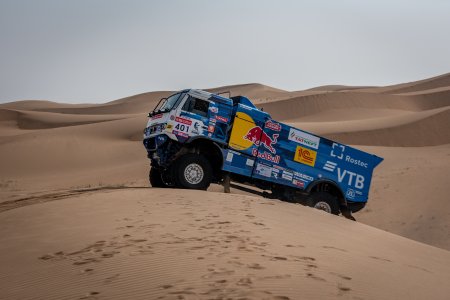 "Шелковый путь"-2018, день второй: гоночный караван среди песков и дюн